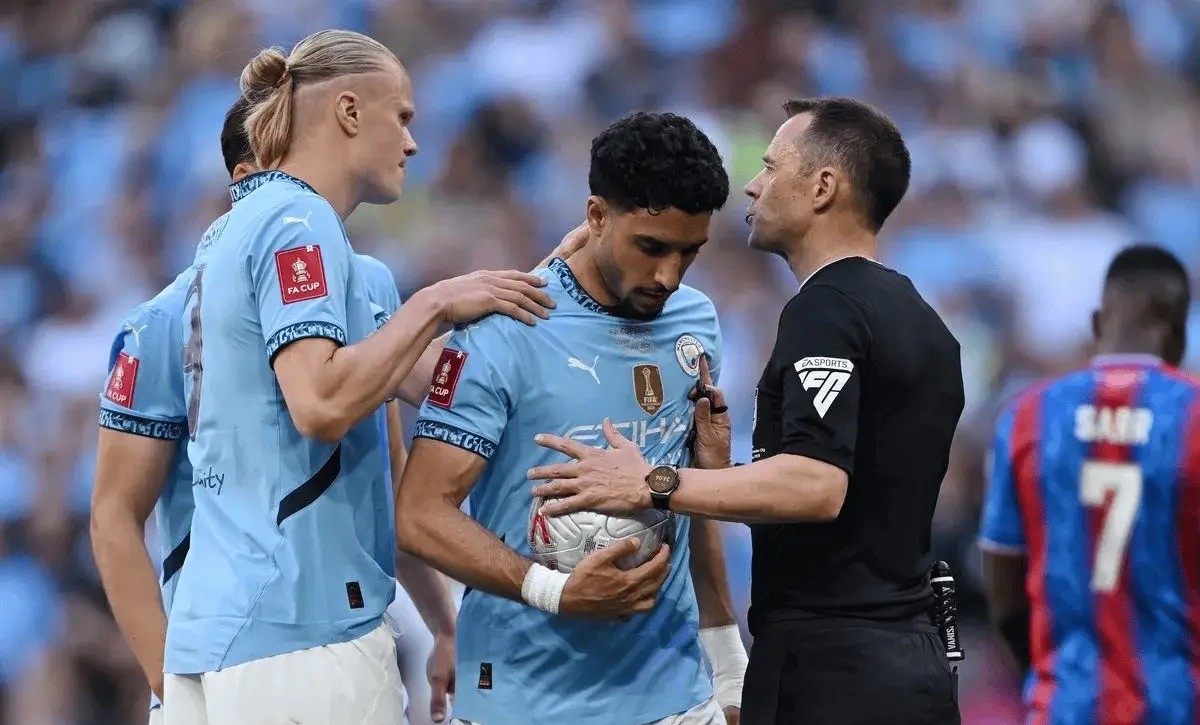 包含赛地聚焦——法国杯国际比赛日热度飙升，曼联再遭质疑，引发热议，临场指挥获称赞的词条-LOL电竞赛事