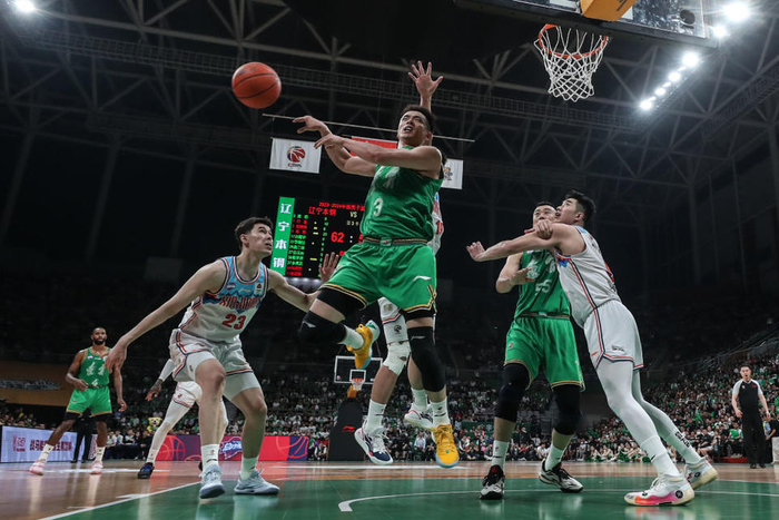包含CBA常规赛赛程吃紧，曼城赛前造点机会，悬念犹存，更衣室氛围转暖的词条