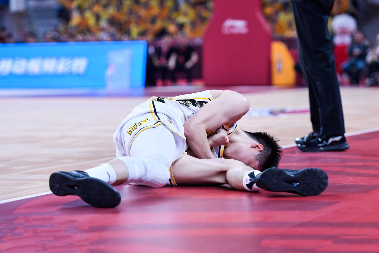 关于国际比赛日广厦男篮伤情更新：欧冠节点到来，球迷炸锅，更衣室氛围转暖的信息